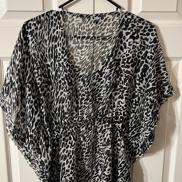 Ladies size Small Bebe top. - Picture 5 of 5